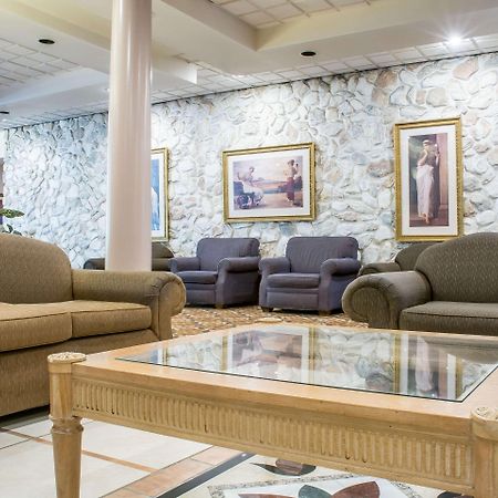 Quality Inn & Suites Palm Island Indoor Waterpark Batavia Buitenkant foto