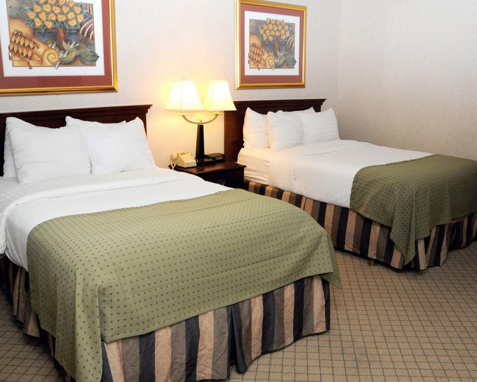 Quality Inn & Suites Palm Island Indoor Waterpark Batavia Buitenkant foto