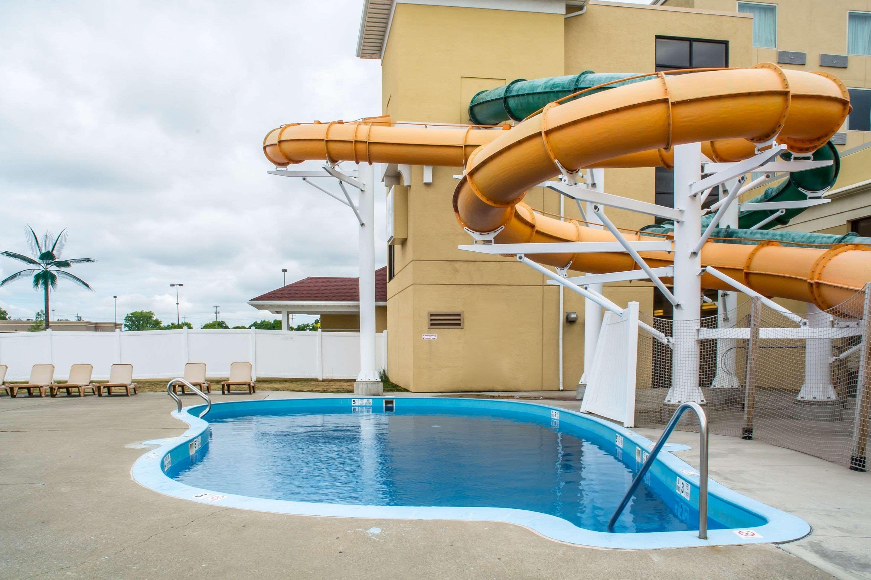 Quality Inn & Suites Palm Island Indoor Waterpark Batavia Buitenkant foto