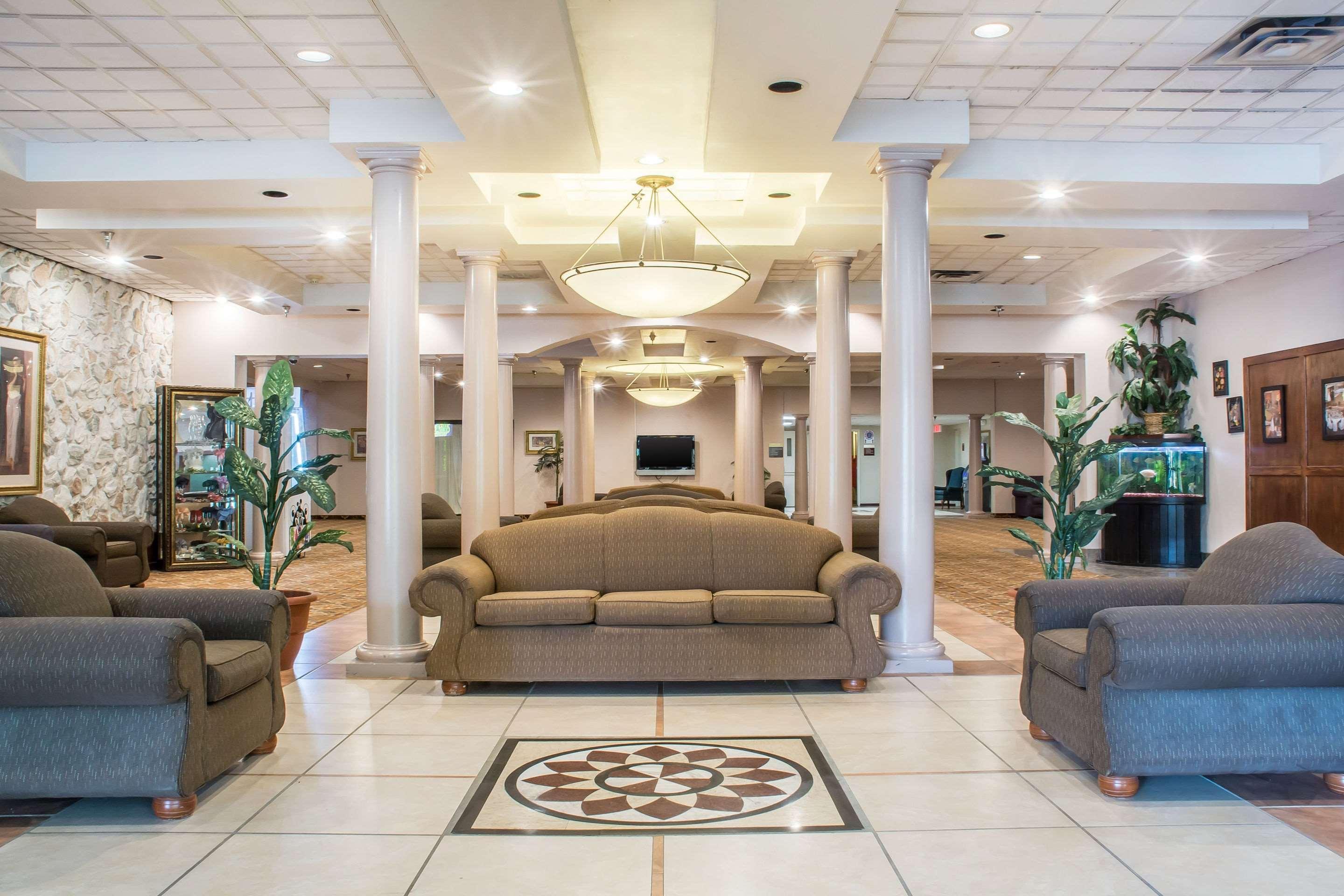 Quality Inn & Suites Palm Island Indoor Waterpark Batavia Buitenkant foto